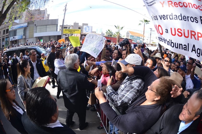 El mandatario fue recibido con aplausos, porras y algunos reclamos en el aeropuerto, donde una gran cantidad de ciudadanos buscaron acercarse para saludarlo y tomarse una selfie.