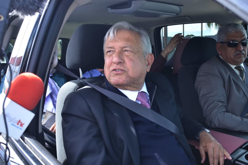 Ya en el vehículo, aún había ciudadanos que se colgaban de la ventana para tomarse la foto con el mandatario en su primera visita como presidente de la República a La Laguna.