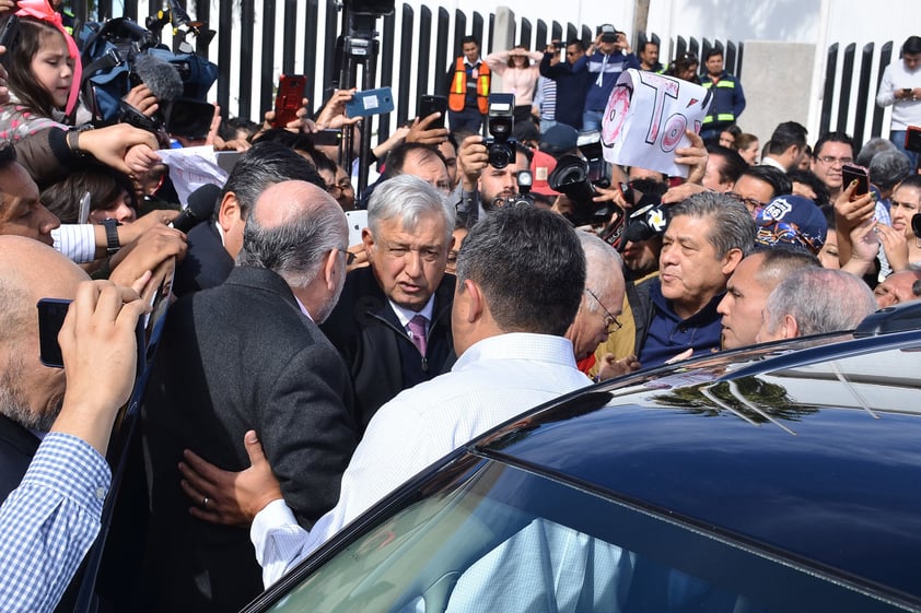 Su traslado al inmueble se dio sin un fuerte contingente de seguridad .