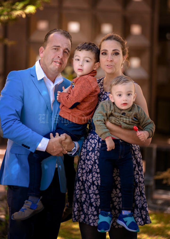 Julian Flores,Pily Munoz con sus hijos Enrique y Julian.