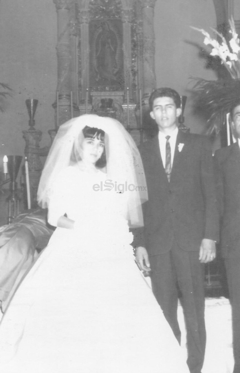 Lucila Chairez Guerrero y Raúl Héctor Cano Holguín en
la Iglesia de Guadalupe en Gómez Palacio en 1964.