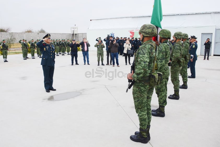 A Hernández Cisneros le fue tomada la protesta de bandera por el jefe del Estado Mayor de la XI Región Militar, Darío Ávalos Pedraza.