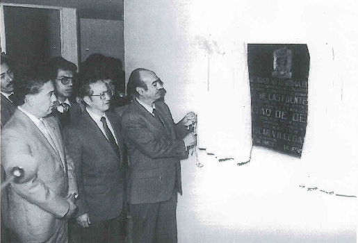 El 20 de enero de 1984, fecha en la que se elevó al rango de facultad a la entonces Escuela de Derecho
y Ciencias Sociales de la Universidad Autónoma de Coahuila, develando la placa el entonces Gobernador del Estado, Lic. José de las Fuentes Rodríguez, y como testigos, el entonces rector de la UAdeC, Lic.
Óscar Villegas Rico, el director de la insitucion educativa, Lic. Jesús Gerardo Sotomayor Garza, así como
el entonces presidente de la Sociedad de Alumnos, Jorge Luis Morán Delgado.