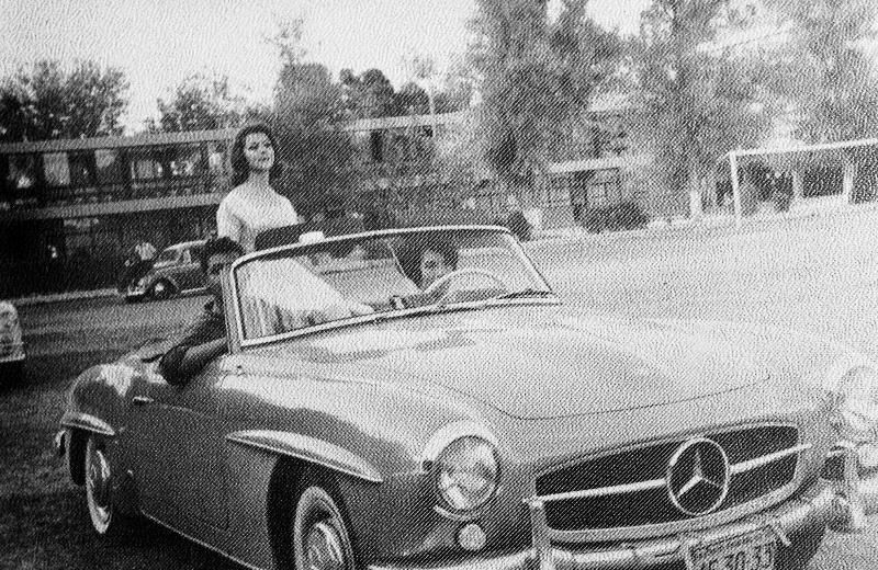 Paseo presentación en los jardines del Instituto de las
candidatas a reinas del IFL, en octubre de 1963, la candidata Irene Madero Cantú (f), acompañando Fernando
Andrade Cancino, y al volante, Io Camil Garza.