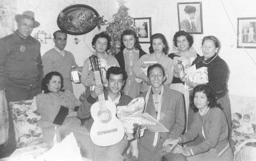 Antonio Barbosa Lara (f), Carlos Adelantado Rosas (f), Graciela Adelantado Rodríguez, Marina de Lira Rodríguez, Lucía y Guadalupe Adelantado Rodríguez, Leonor Rodríguez
de Adelantado (f), Rafaela Adelantado de Barbosa (f), Carlos Adelantado Rodríguez, Aniceto de Lira Rodríguez y Francis Adelantado Rodríguez (f), el 24 de diciembre de 1958.