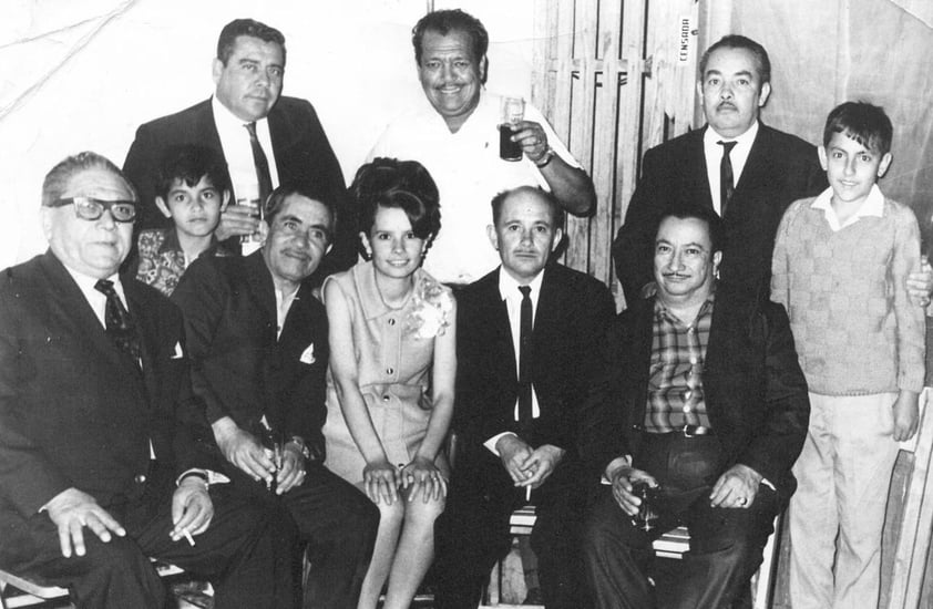 17022019 Sr. Petronilo Ortiz (f), Sr. Antonio Ochoa (f), Sr. JosÃ© Mora (f), Sr. Luis ArÃ©valo (f), Sr. Roberto RodrÃ­guez (f), Srita. Cecilia Mora, Sr. Rafael Mora (f), Sr. JosÃ© Aranda (f), niÃ±os Rafael y Ramiro Mora, en 1970.