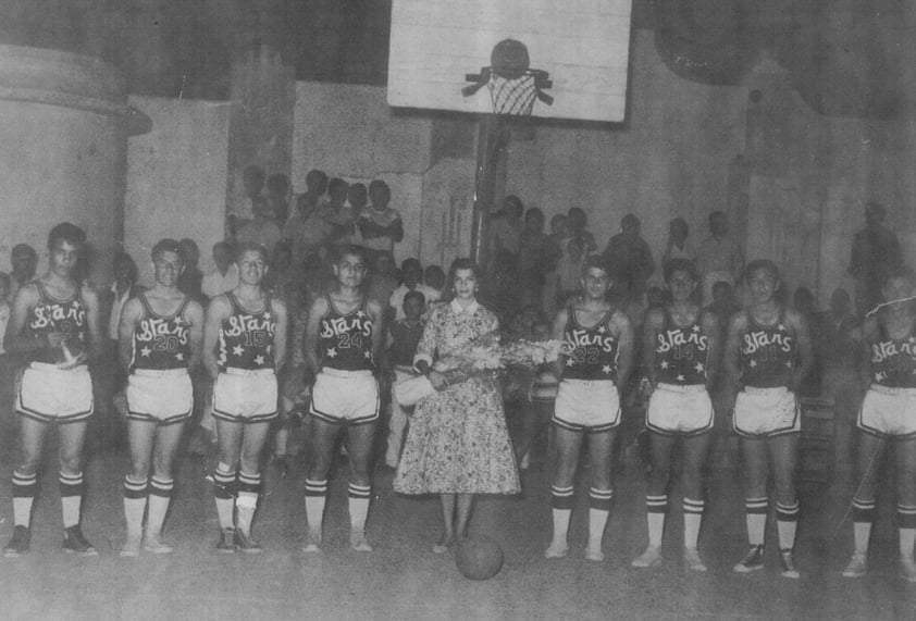 24022019 1957, Equipo Stars, campeón de basquetbol de Gómez Palacio, compuesto por estudiantes del Insituto Francés de La Laguna y del Instituto 18 de marzo: José Rosette (f), Pepé Arredondo (f), Guty Arredondo (f), Jorge Borrego (f), Madrina Elba Cebrián, Sergio Villarreal (f), Papusí Hernández, Poncho Muñoz y Ándres Ramos.