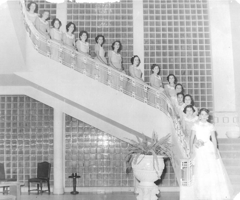 03032019 Quinceañera de la Srita. Bertha Eugenia, acompañada por sus damas: Silvia Rivas, Ma. Luisa Ramírez, Yolanda Arratia, Gloria Valdez, María Elena Arenal, Yolanda García, Eva Olmeyer, Ana Elena Castillo, María Antonieta García, Velia
Guerrero, Blanca Pérez, Gloria Villarreal, Martha Villavicencio y María Tueme, así como de sus chambelanes: José Sepúlveda, Fernando López, Fernando Valdez, Jorge Dueñez, José Garza, Rafael Pérez, Ricardo Baranda, Jesús Almeida, José Ferman, Francisco Franco, Rogelio Rigada, Bernardo Ruiz, Fernando Alvarado, Mariano Peña y su chambelán de oro, Raúl Gutiérrez, quien actualmente es su esposo.