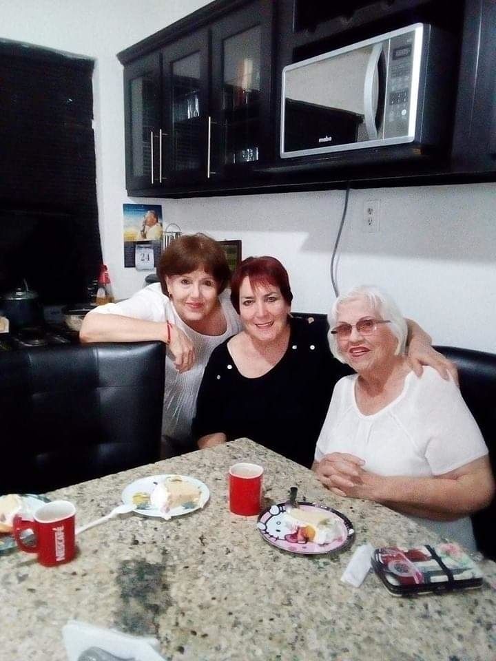 Teresa, Bertha y Elva.