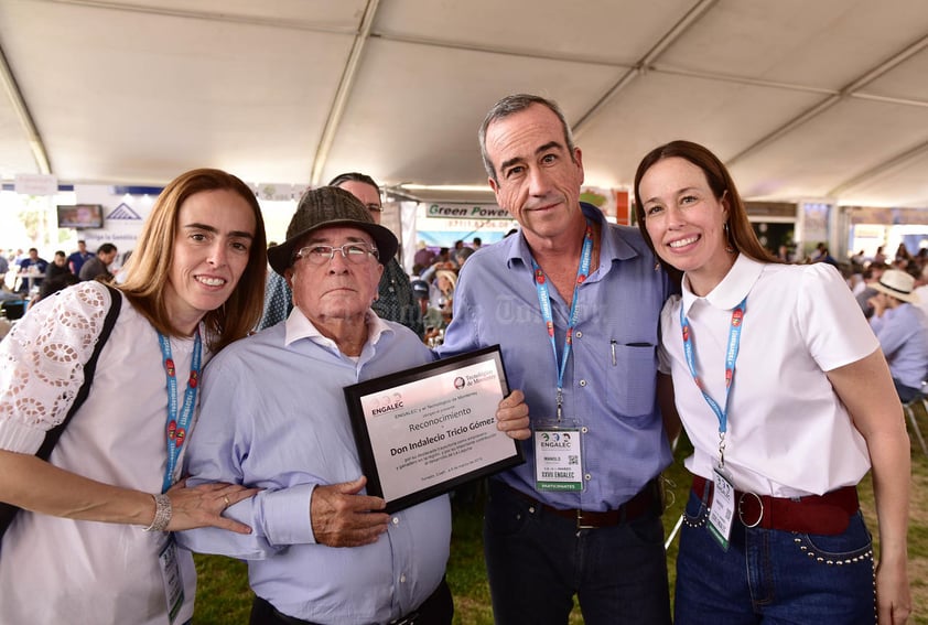 Don Indalecio Tricio Gomez con sus hijos, Miriam, Marisol y Manolo