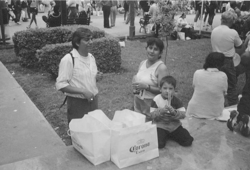 17032019 Luis Pimentel LÃ³pez y Rosario Ortiz Espinoza con el niÃ±o Pablo IsaÃ­. En la actualidad, celebran 47 aÃ±os de casados.