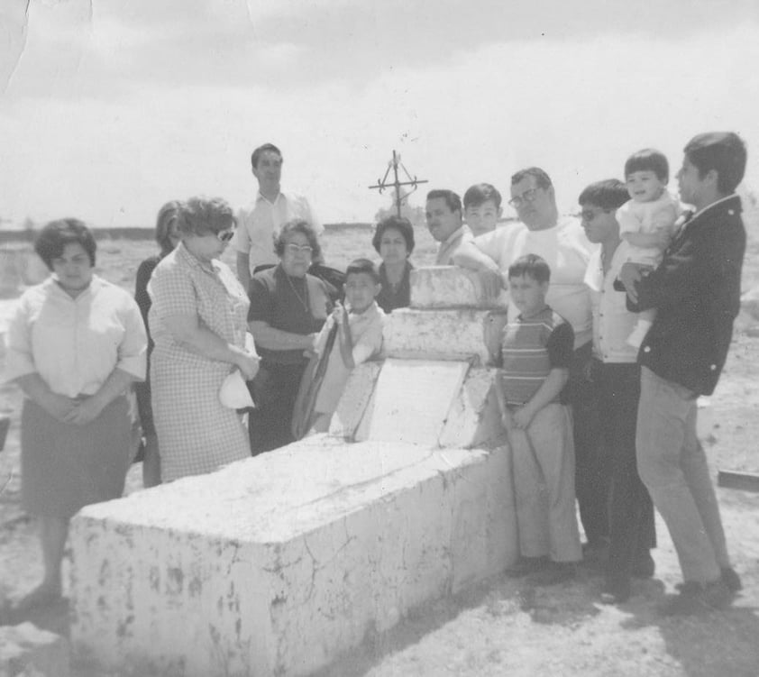 17032019 En la tumba de Antonio Rimada: MoisÃ©s, Antonia, Antonio, Beatriz y Ema Rimada Cazares, Gerardo, Hugo, Alejandro, Ricardo, Antonio y Amparo.