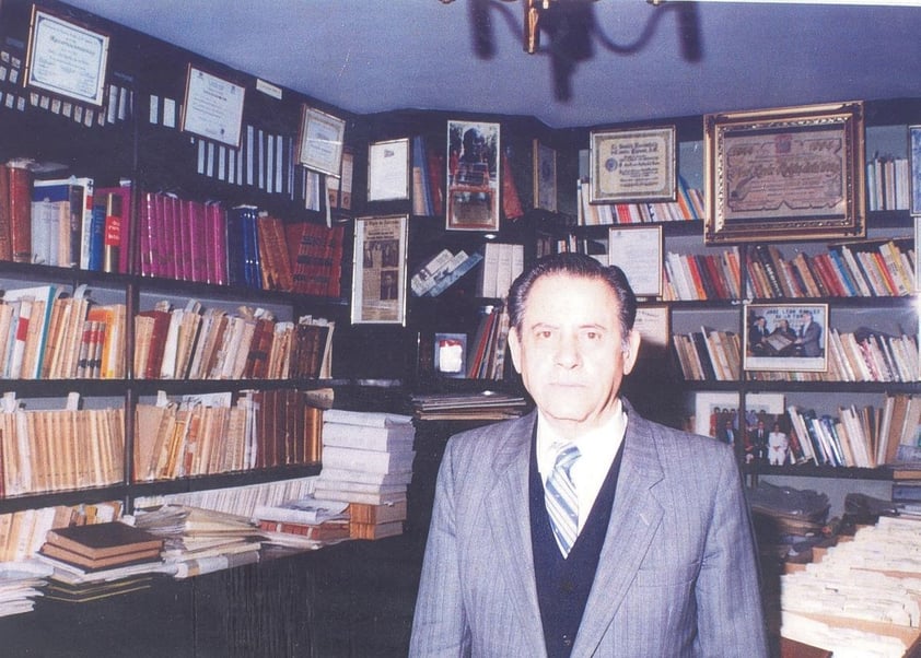 17032019 JosÃ© LeÃ³n Robles de la Torre en su biblioteca particular en TorreÃ³n, Coahuila.