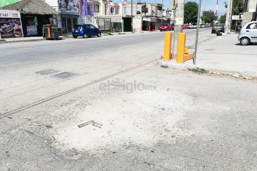 Calles intransitables. En la esquina de Granate y Paseo Canal de San Antonio, en Fraccionamiento el Pedregal el pavimento ya se encuentra sumido.