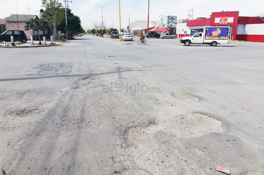 'A vuelta de rueda'. En el cruce del Paseo Canal de San Antonio y canal de la Concha, en la colonia Pedregal del Valle, se encuentran varios baches que impiden el libre tránsito de conductores, obligándolos a detener su marcha y transitar prácticamente a "vuelta de rueda".