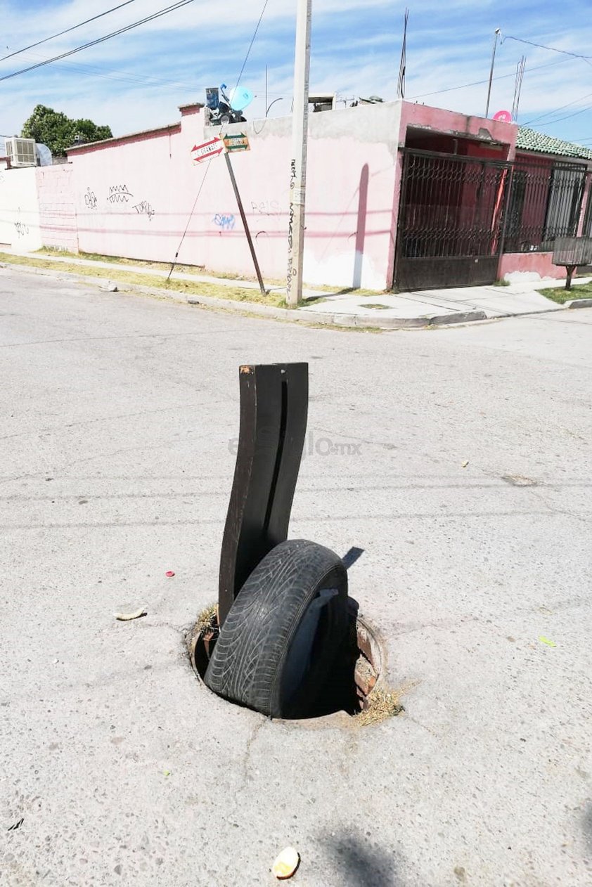 Peligro. En Fraccionamiento el Pedregal, en el cruce de las calles Granate y Selenita, hay una alcantarilla sin tapa, debido al riesgo que representa, los vecinos colocaron una llanta para alertar a los conductores.