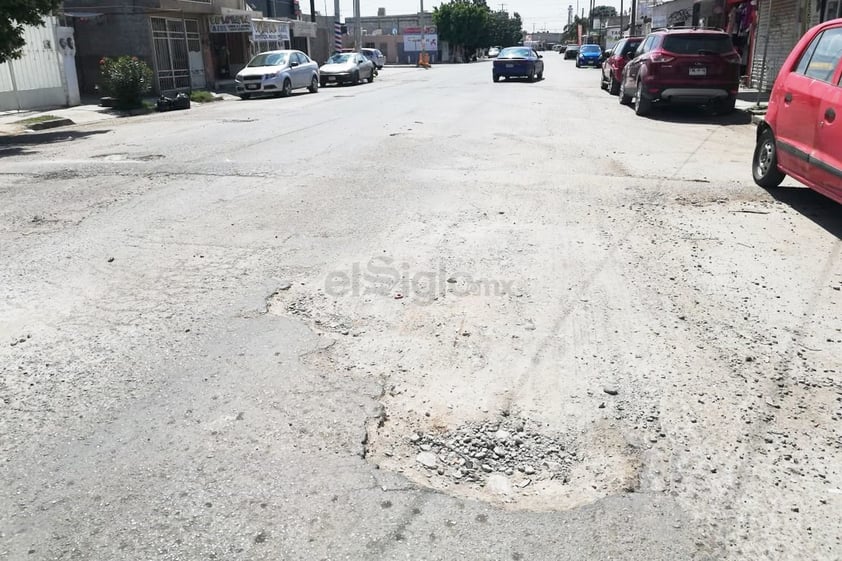 Zona de 'guerra'. Siguiendo el Paseo Canal de San Antonio, pero en la colonia Fraccionamiento el Pedregal, entre la calle Amatista y Granate, hay varios baches de proporciones considerables.