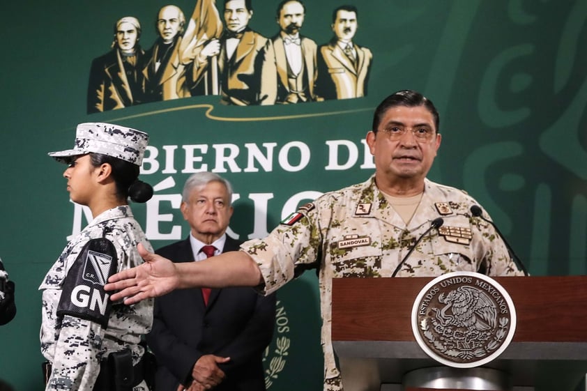 El general refirió que estos uniformes serán confeccionados por la Sedena, por lo que “no tenemos la necesidad de adquirir ningún tipo de implemento para el uniforme todo se fabrica en nuestras fábricas de vestuario, solamente adquirimos la materia prima para producirlos”.