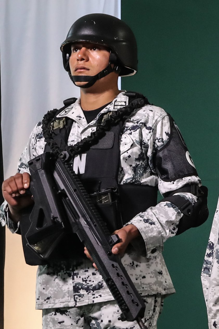 Los uniformes en colores gris y negro camuflados para el personal de campo.