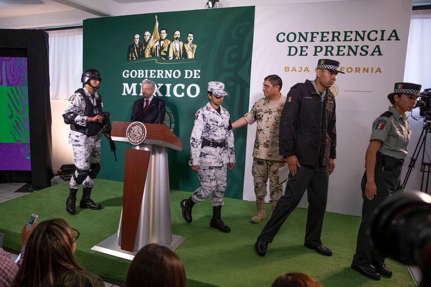 El general Luis Cresencio Sandoval González, secretario de la Defensa Nacional, presentó este miércoles los uniformes de campaña y de proximidad que utilizarán los elementos que integrarán la Guardia Nacional.