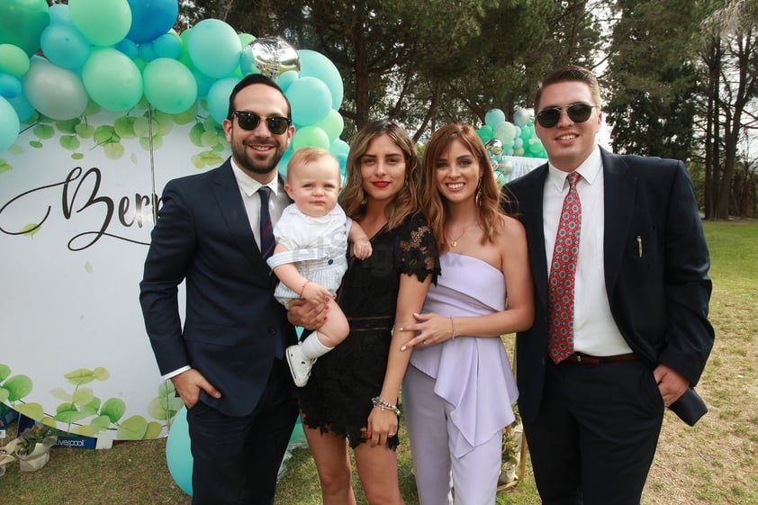 Bernardo con sus padrinos, Humberto Gutiérrez y Alejandra Miranda y sus papás, Paulina Miranda y  Roberto Bechelani.