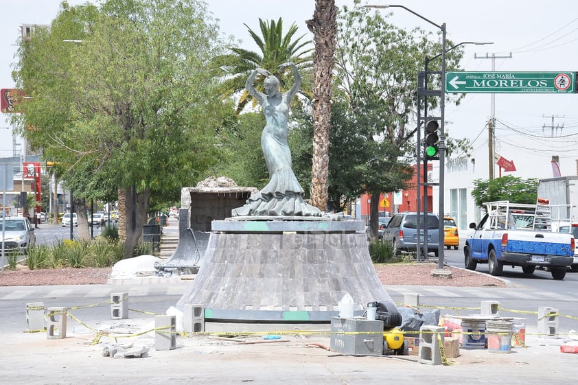 Mudan escultura de Pilar Rioja al centro de la avenida Morelos