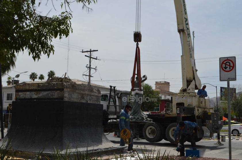 Mudan escultura de Pilar Rioja al centro de la avenida Morelos