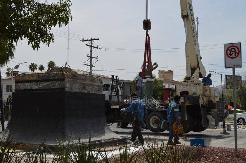 Mudan escultura de Pilar Rioja al centro de la avenida Morelos