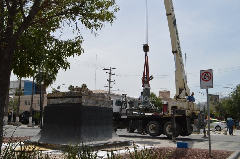 Mudan escultura de Pilar Rioja al centro de la avenida Morelos