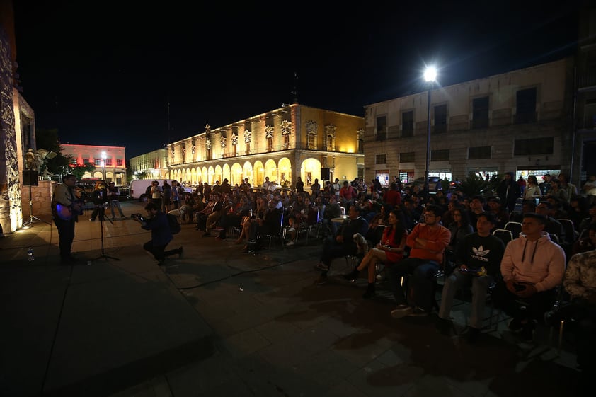 En su primer día los cines y teatros fueron suplidos por un espacio abierto, por un cielo despejado, por una pantalla al aire libre que recordó que el Séptimo Arte es para todos.