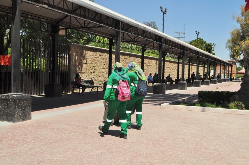 Trabajadores de la Promotora Ambiental de La Laguna realizan el barrido manual en el exterior del paseo público localizado al poniente de la ciudad.