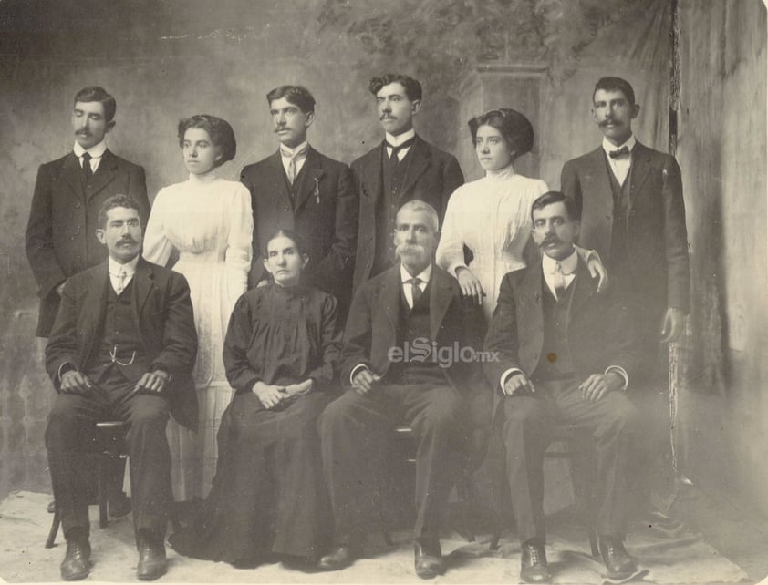 Florencia Cano y José de la Luz Herrera con sus hijos: Sentados, Luis y Jesús. De pie, Maclovio, Dolores, Melchor, Zeferino, Florencia y Concepción. Parral, octubre de 1910.