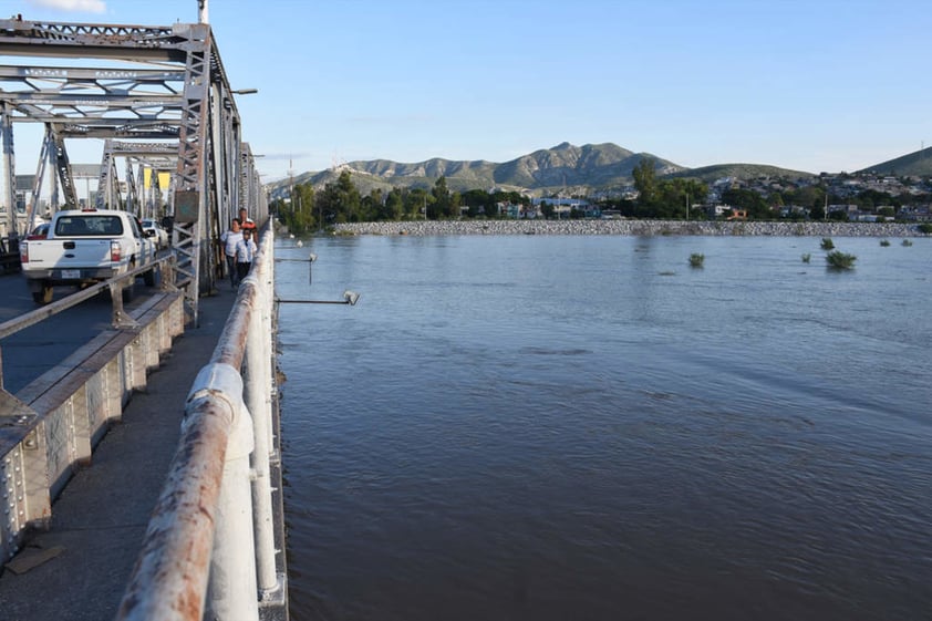 Testigo de las avenidas del Nazas. Durante 87 años, el puente plateado ha sido punto de reunión para las familias que desean observar el tránsito del río Nazas durante las avenidas que se han registrado, como un inusual bello paisaje que forma parte de la historia de los laguneros.