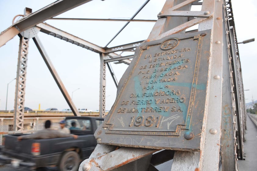 Con historia. Para la construcción del puente plateado se utilizaron 360 toneladas de fierro estructural; la obra tuvo un costo total de 234 mil pesos. En la imagen, una de las dos placas que fue colocada en 1931.