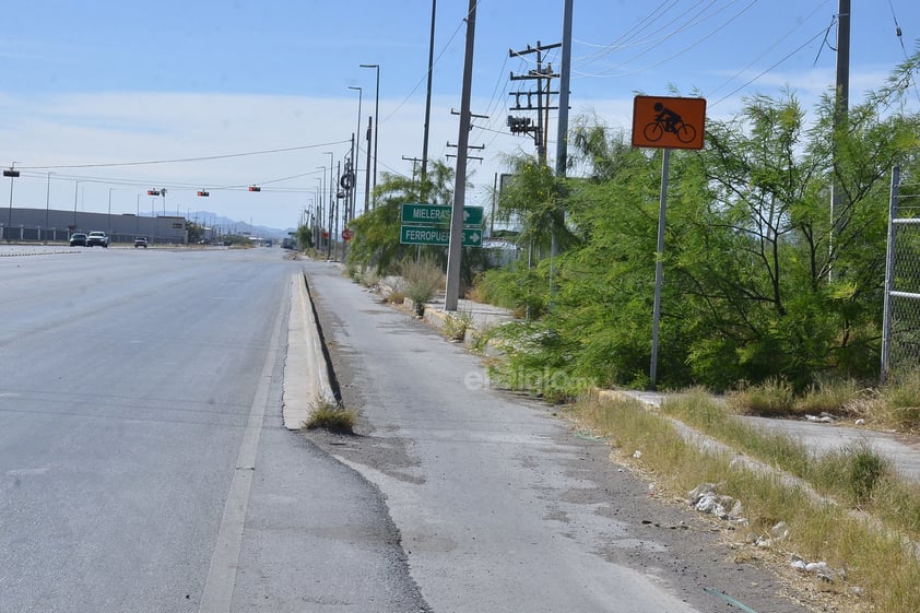 Tras haber desaparecido, casi al llegar a la intersección con el bulevar Ferropuertos vuelve a presentarse la ciclovía, pero sólo por un tramo de alrededor de 100 metros.