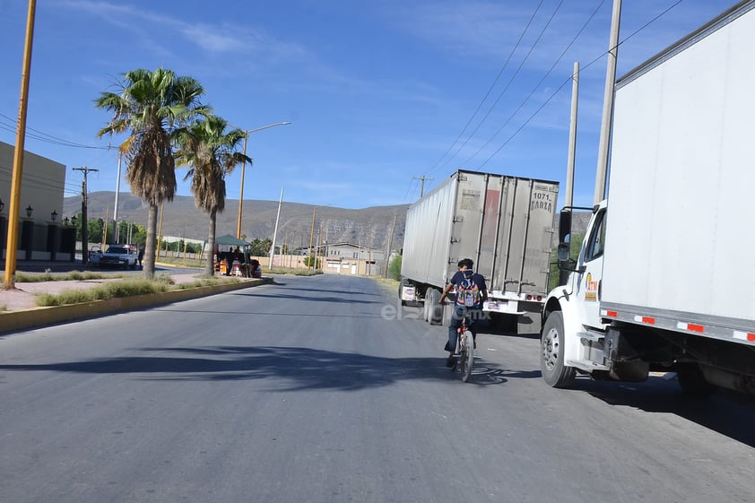 Las personas que se animan a circular con su bicicleta tienen que lidiar con los diferentes tipos de vehículos estacionados por el bulevar Ferropuertos y exponerse a los carros que circulan a altas velocidades.