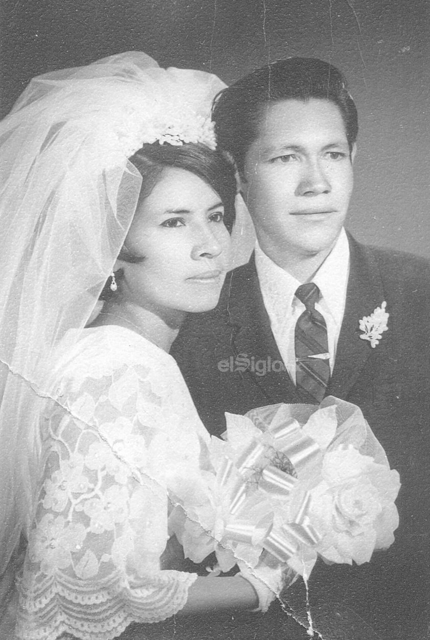 Sra. Ma. Angelina Ramírez Meza y Sr. Antonio Martell Muñetones el 3 de mayo de 1969, celebran su 50 aniversario de bodas.