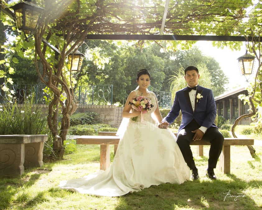 Unieron sus vidas en una hermosa ceremonia Janeth Lizeth Rodríguez Hernández y su prometido, Javier Iván Ortiz López. La emotiva ceremonia se llevó a cabo en la Capilla de
Hacienda Mi Ranchito el pasado 27 de abril.- Estudio Benjamín Fotografía.