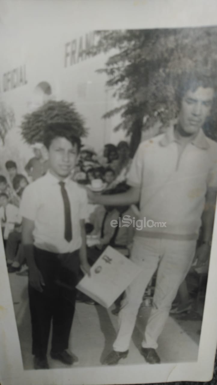 Arnoldo M. Magallanes a la edad de 10 años
graduándose de la primaria. Lo acompaña el Sr. Ramón Acosta.