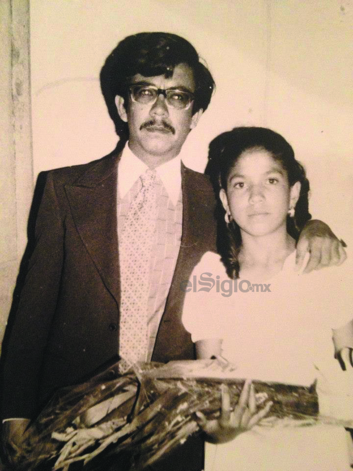 Armando Miranda acompañando a su hermana, Rita, el día
de su graduación de primaria.