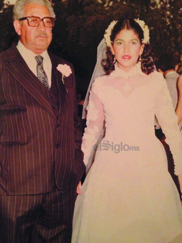 Sr. Armando Miranda acompañando a su hija, Rita Miranda, el día de su boda.