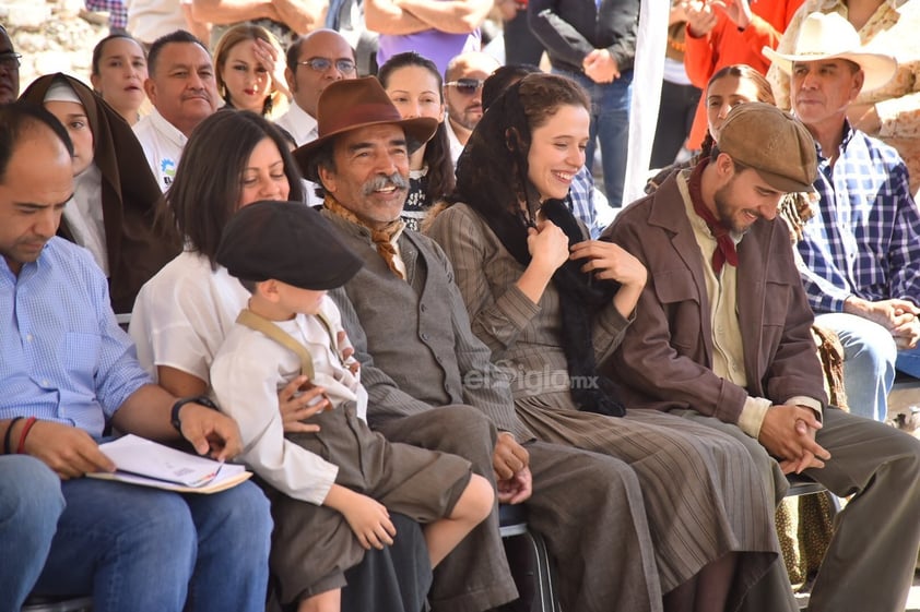 Parte del elenco estuvo presente en el claquetazo, destacando los actores, Damían Alcázar y Édgar Vivar.