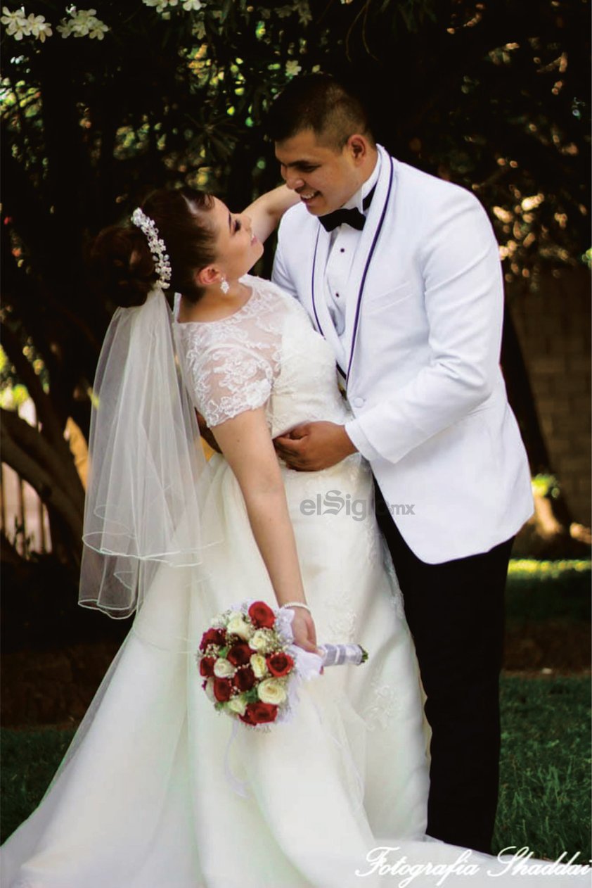 Con una bella ceremonia religiosa el pasado 27 de abril, sellaron su amor Carlos Alberto Alvarado Reyes y Cristina Torres Esparza. La emotiva e inolvidable misa fue oficiada por
el sacerdote Pbro. Lic. Arturo Macías Pedroza en la Parroquia de La Sagrada Familia.- Fotografía Shaddai