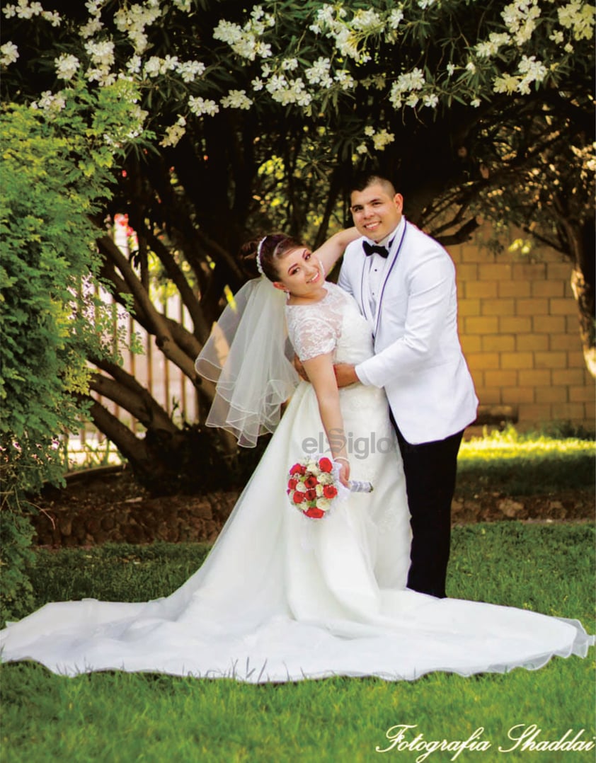 Con una bella ceremonia religiosa el pasado 27 de abril, sellaron su amor Carlos Alberto Alvarado Reyes y Cristina Torres Esparza. La emotiva e inolvidable misa fue oficiada por
el sacerdote Pbro. Lic. Arturo Macías Pedroza en la Parroquia de La Sagrada Familia.- Fotografía Shaddai