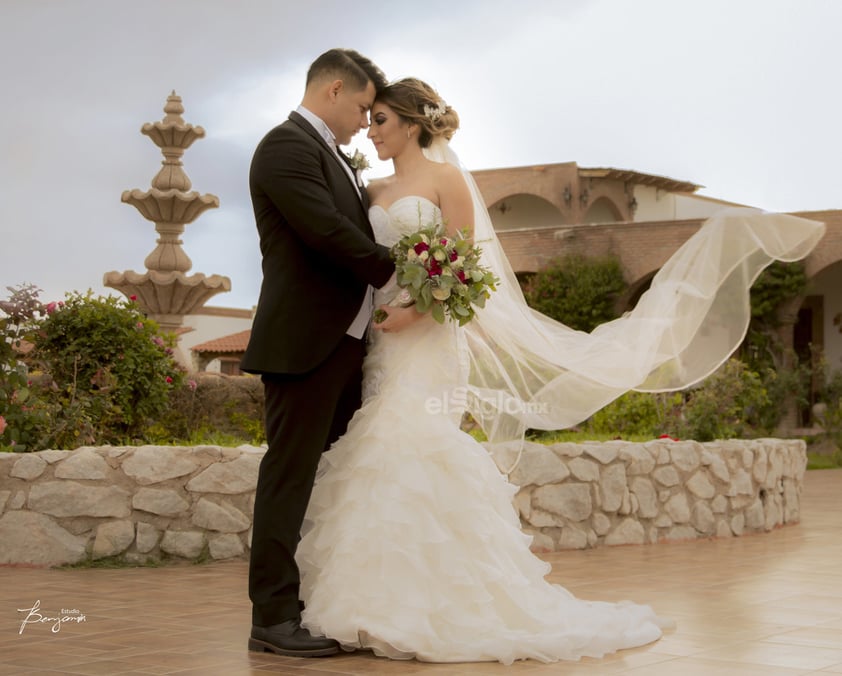 Con certeza de que su amor es para siempre, Héctor Salvador Quiroga Quintero y Ana Paola Meléndez Escareño llegaron al altar el 15 de marzo de 2019, en la capilla hacienda
Los Ángeles, el Sacerdote Nelson García Elizondo fue quien ofició la emotiva misa.- Estudio Benjamín Fotografía