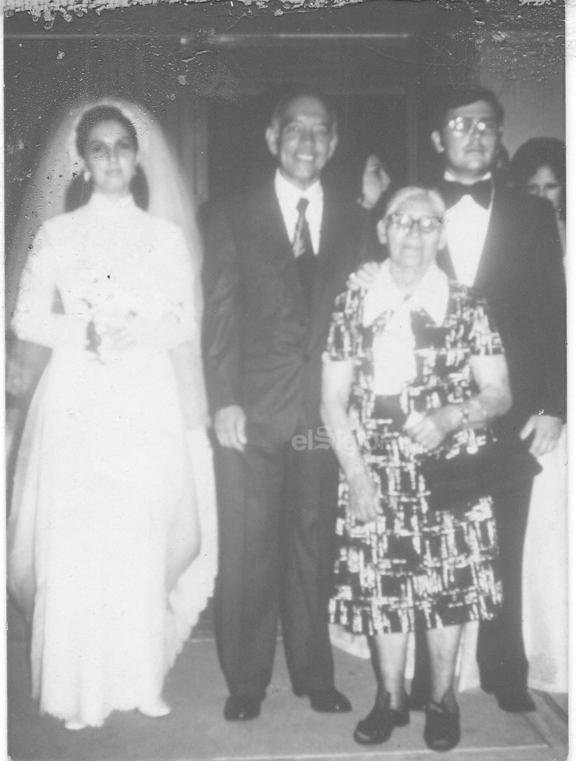 Sr. Manuel Valencia el día de su boda con la Sra. Cristina, los acompañan el padre Manuelito (f) y Francisca Ramos (f).