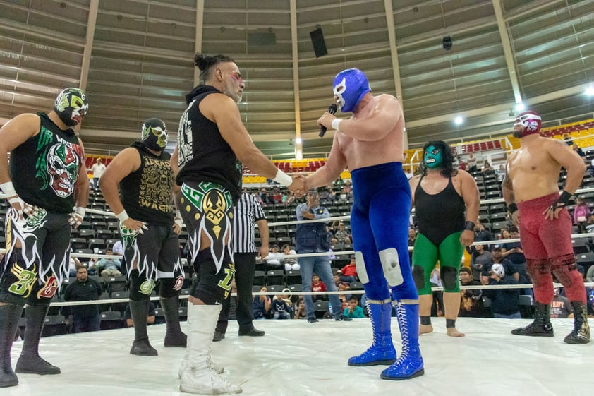 La lucha estelar se llevó a cabo en el Palenque de la Fenadu.