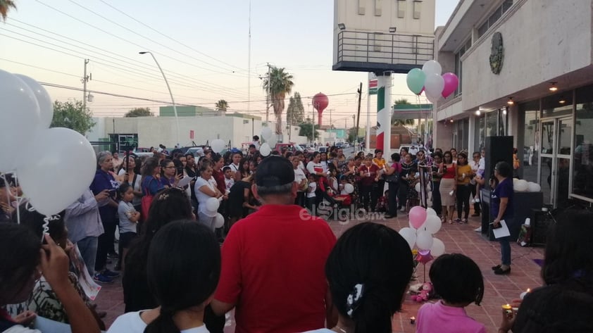 Como parte de la vigilia, las colectivas feministas de La Laguna realizaron un pronunciamiento en el que exigieron al alcalde de Matamoros, Horacio Piña Ávila, a las autoridades municipales y a autoridades locales, promover desde sus secretarías o instancias de las mujeres, los derechos de las mujeres y niñas.