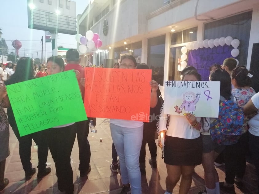 Cada uno cargando pancartas, veladoras blancas, globos y flores, mostraron su luto y apoyo a la familia de la pequeña, además de exigir justicia a las autoridades en el caso de la pequeña Milagros, a quien su padrastro presuntamente violó y golpeó hasta asesinarla.