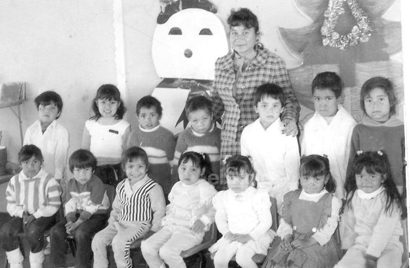 Maestra Alma Delia Flores Rodríguez cumplió 30 años de servicio este 15 de mayo. En la foto, aparece con sus alumnos del Jardín de Niños Miguel Cervantes de Saavedra de la Sección Enríquez del municipio de Nuevo Casas Grandes, Chihuahua.